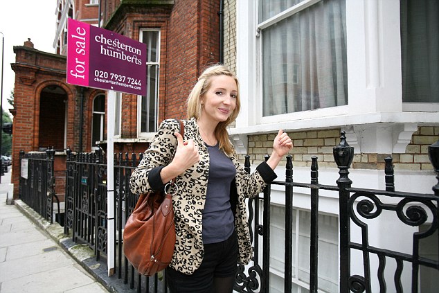 Journalist Connie Allfrey searches for a property in west London, Tuesday, 28 September 2010. Ph: Rebecca Reid